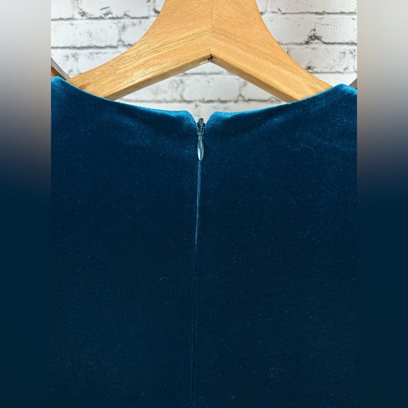 Vince Camuto | Elegant Teal Velvet Evening Dress with slit on the right size 4 - Picture 8 of 8